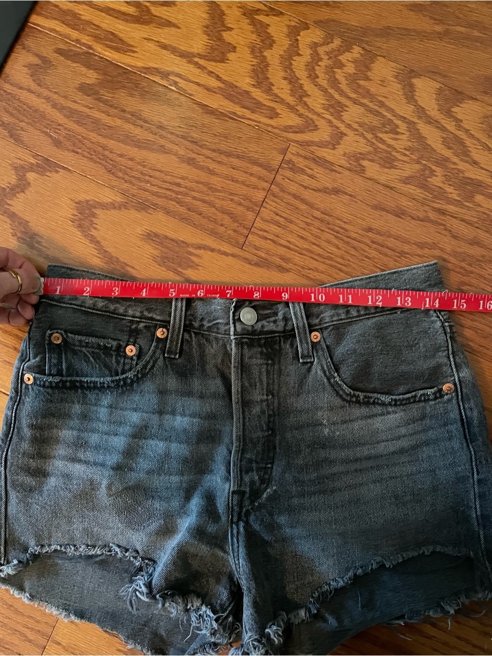 Levi's Women’s 501 Black Wash Frayed Hem Denim Cutoff Shorts - Picture 10 of 10